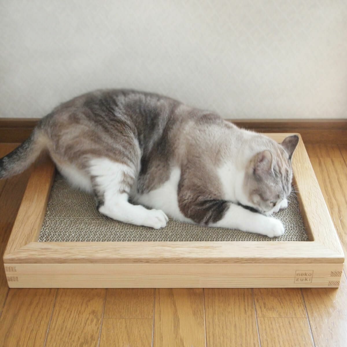 猫の木製爪とぎベッド。動いてしまう不安定な研ぎ場対策にお薦め