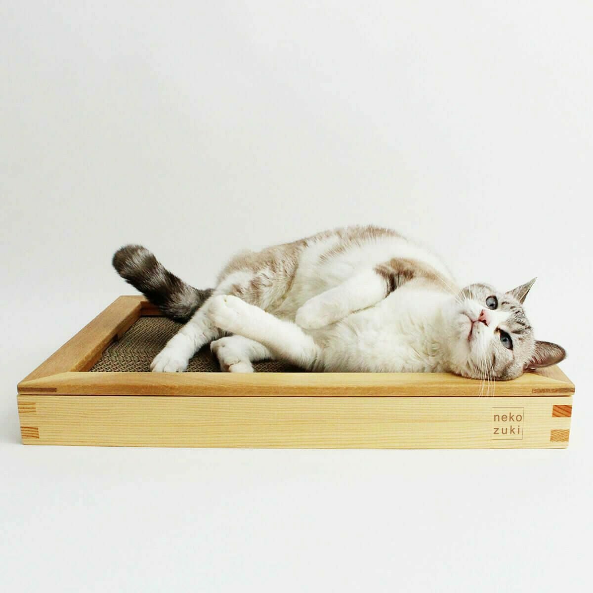 猫の木製爪とぎベッド。動いてしまう不安定な研ぎ場対策にお薦め