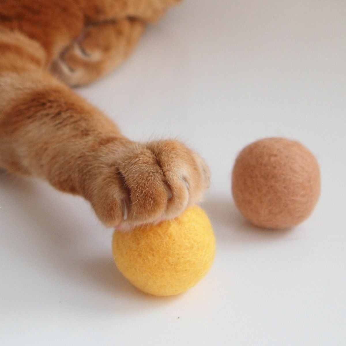 コロコロ転がる猫おもちゃで運動不足解消。フェルトボール3個入
