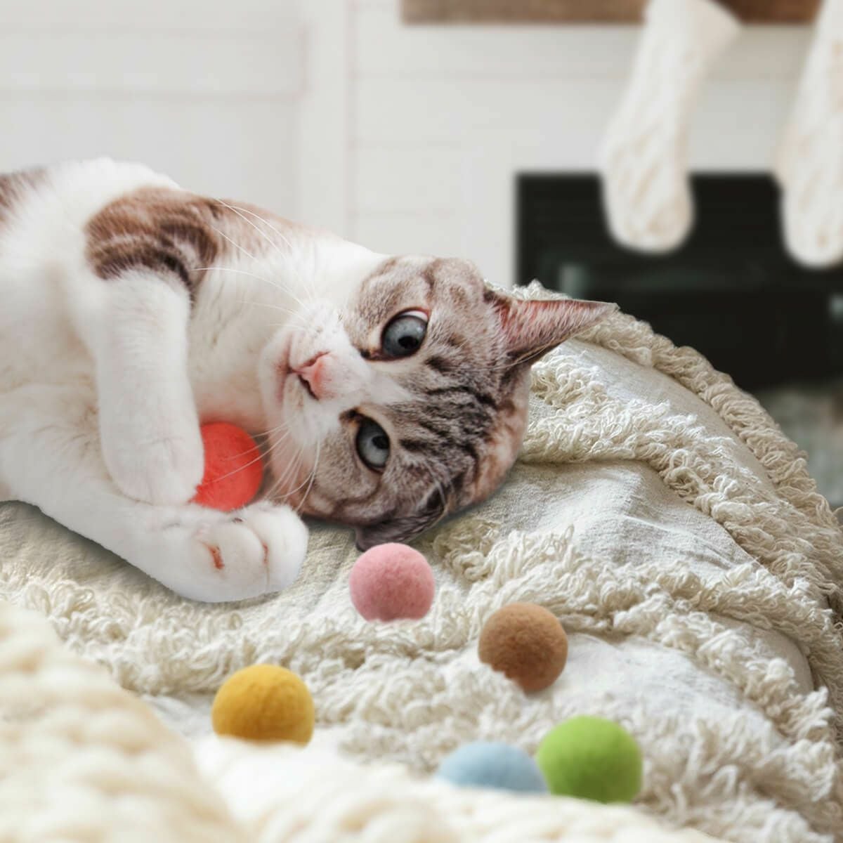 コロコロ転がる猫おもちゃで運動不足解消。フェルトボール3個入