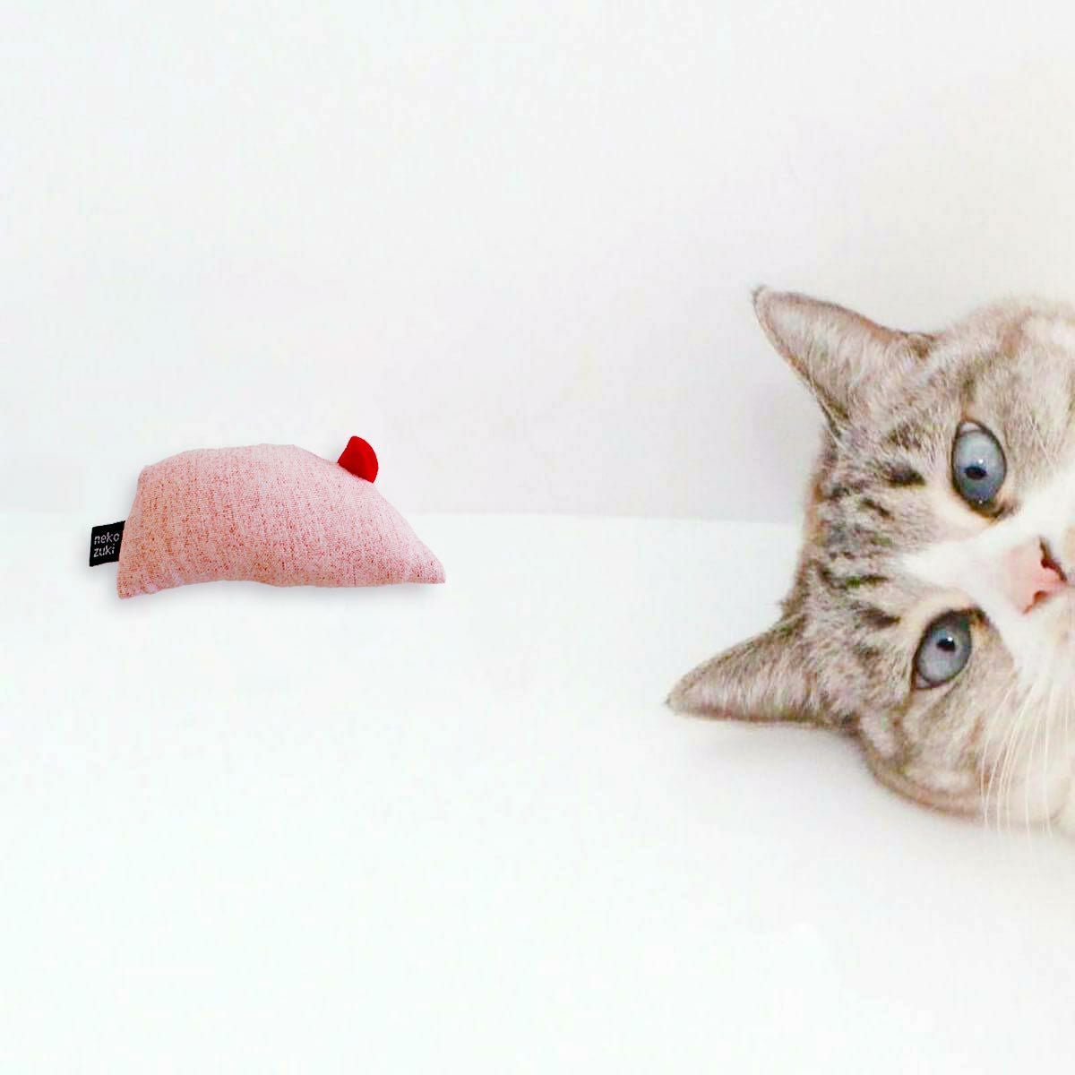 音が鳴る猫おもちゃのねずみ。運動不足解消におすすめ