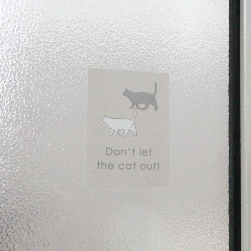 玄関に繰り返し貼ってはがせる特殊素材で便利。飛び出し防止ステッカードアネコいます