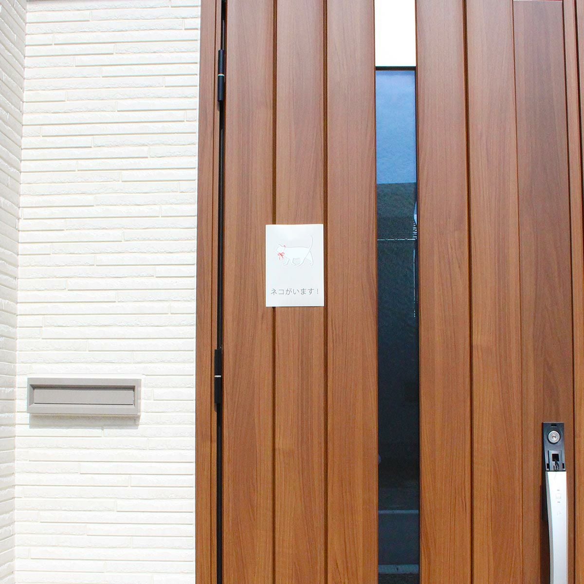 玄関に繰り返し貼ってはがせる特殊素材で便利。飛び出し防止ステッカードアネコいますLARGE