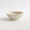 インテリアに馴染むナチュラルでシンプルなクリームカラーの猫用食器