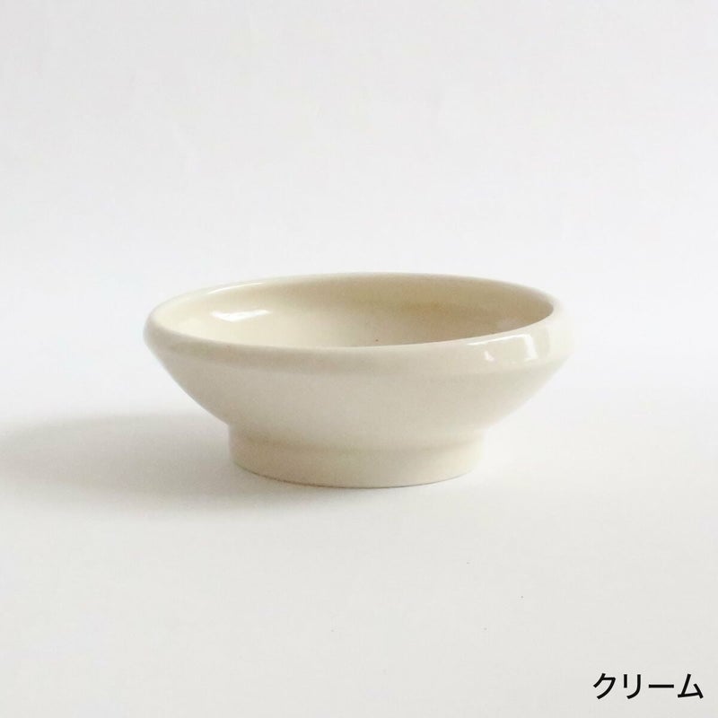インテリアに馴染むナチュラルでシンプルなクリームカラーの猫用食器