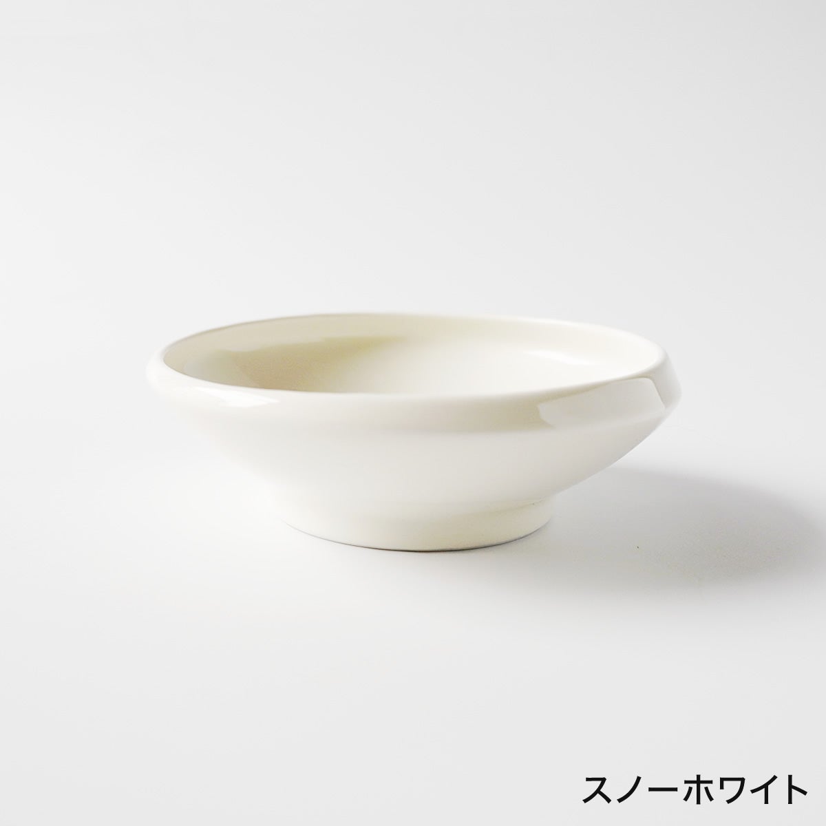 インテリアに馴染むナチュラルでシンプルなクリームカラーの猫用食器