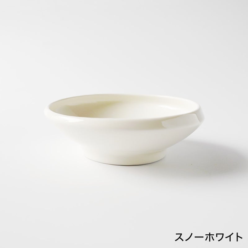 インテリアに馴染むナチュラルでシンプルなクリームカラーの猫用食器