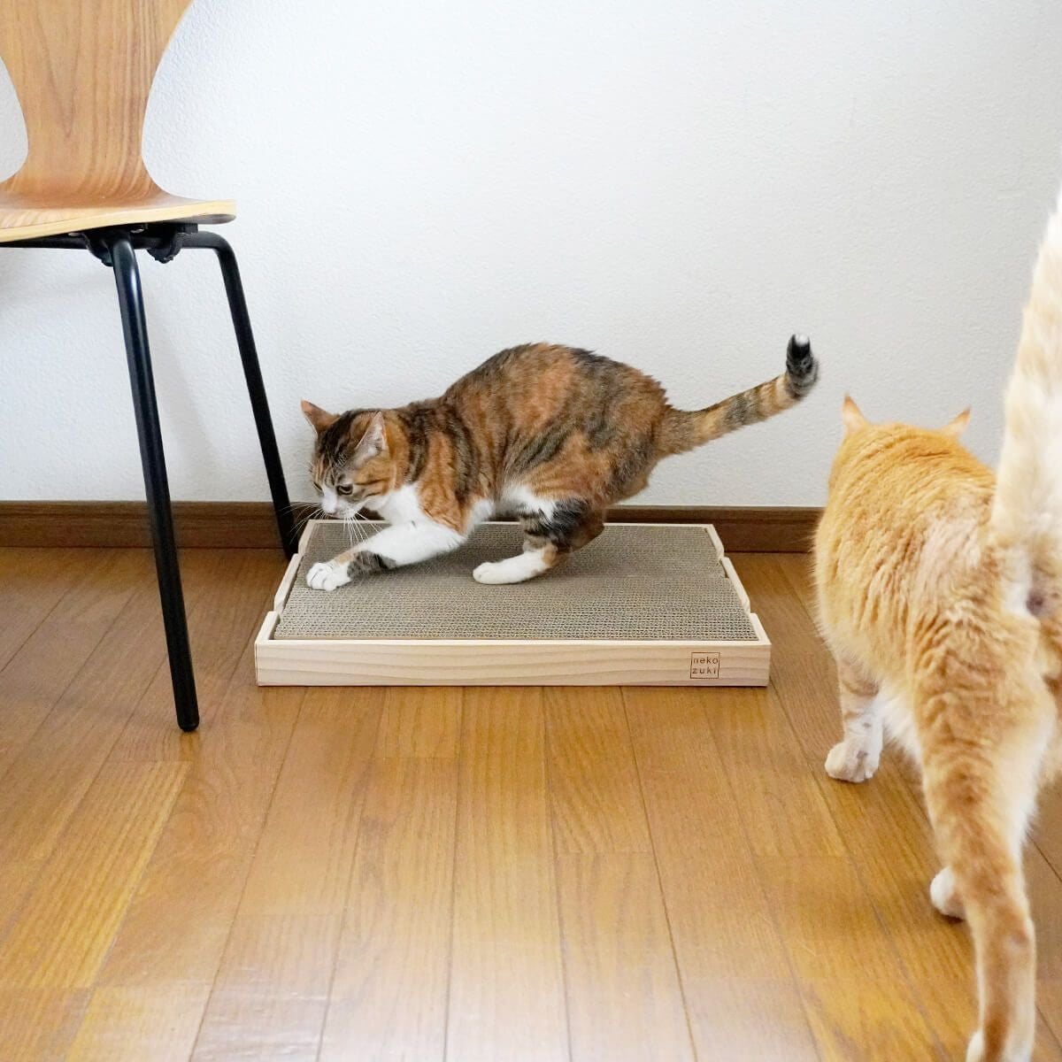 猫の木製爪とぎベッド。動いてしまう不安定な研ぎ場対策にお薦め